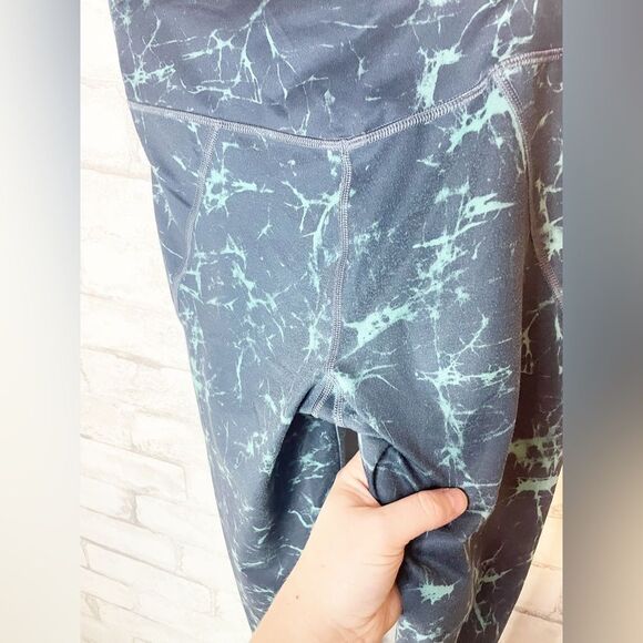 The Patagonia Centered Crops Blue Capri Women’s size Small - Picture 5 of 7